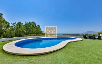 Villa exclusive offrant une vue panoramique imprenable, située à proximité du club de golf d